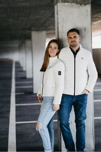 Damen Edelweiss Übergangsjacke von Edelvetica, eine elegante und funktionale Jacke. Sie zeichnet sich durch das charakteristische Edelweiss-Design aus, das stilvolle Akzente setzt. Ideal für die Übergangszeit, vereint die Jacke Komfort mit modischem Ausdruck und eignet sich perfekt für vielseitige Outfits.