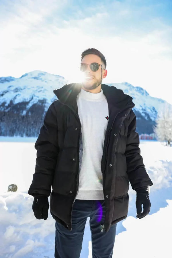 Herren Winterjacke von Edelvetica, handgefertigt für höchste Qualität. Diese stilvolle Jacke zeichnet sich durch ein einzigartiges Edelweiss-Muster auf der Innenseite aus, das traditionelle Schweizer Elemente mit modernem Design verbindet. Die Jacke verbindet Funktionalität mit einem stilvollen Design, ideal für den modischen Auftritt in der Winterlandschaft.