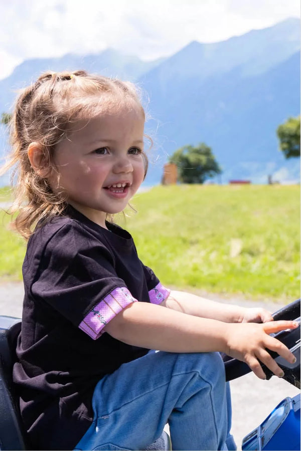 Kinder Edelweiss Kurzarmshirt mit traditionellem Edelweiss-Muster an den Ärmeln.