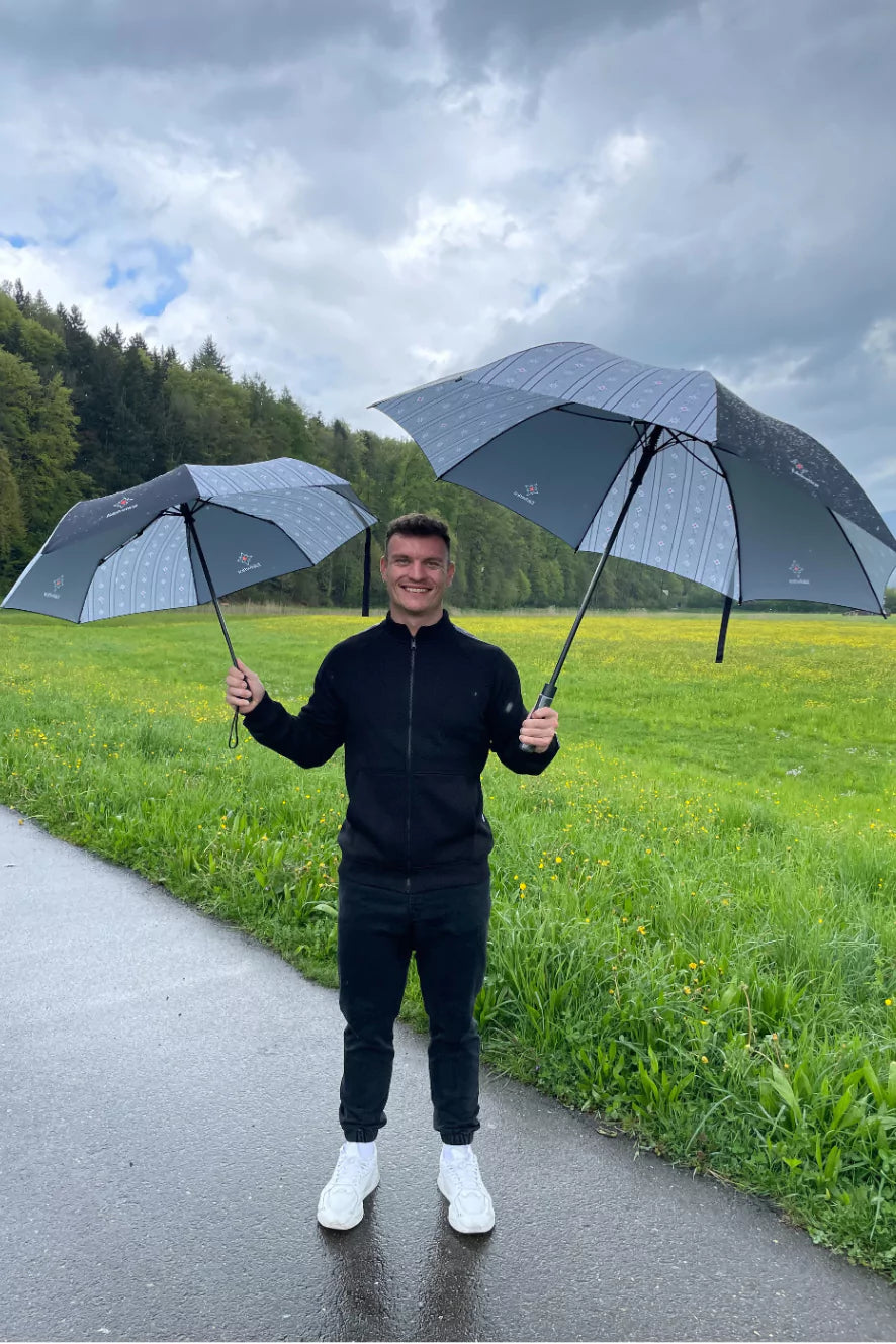 Edelvetica Edelweiss Regenschirm, ein eleganter und praktischer Begleiter für regnerische Tage. Der Schirm zeichnet sich durch sein auffälliges Edelweiss-Design aus, das einen Hauch von alpiner Eleganz vermittelt. Er ist perfekt für diejenigen, die auch bei schlechtem Wetter stilvoll und geschützt bleiben möchten.