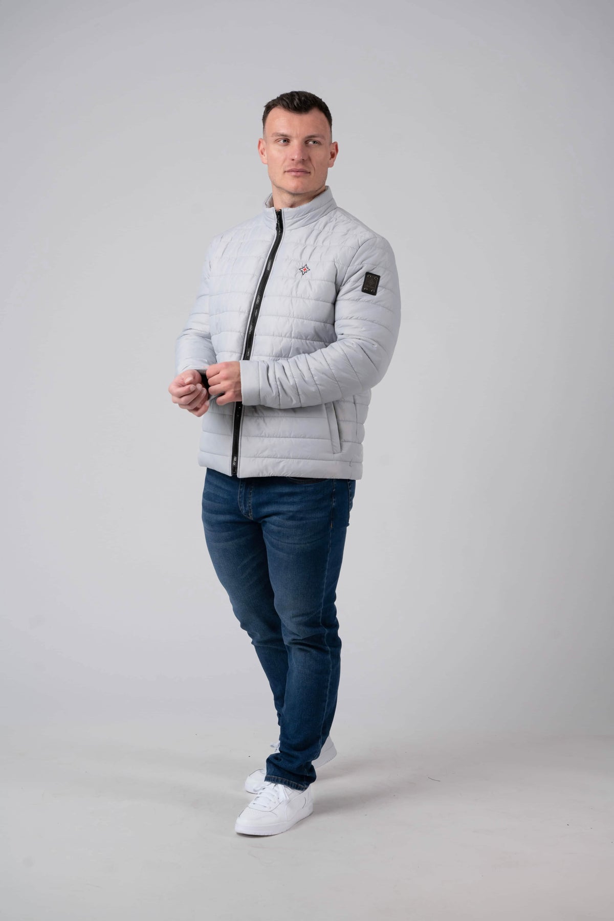 Herren Edelweiss Übergangsjacke von Edelvetica, eine elegante und funktionale Jacke. Sie zeichnet sich durch das charakteristische Edelweiss-Design aus, das stilvolle Akzente setzt. Ideal für die Übergangszeit, vereint die Jacke Komfort mit modischem Ausdruck und eignet sich perfekt für vielseitige Outfits.