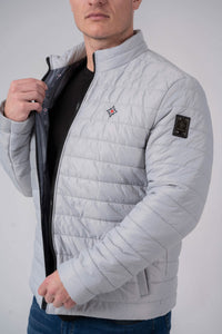 Herren Edelweiss Übergangsjacke von Edelvetica, eine elegante und funktionale Jacke. Sie zeichnet sich durch das charakteristische Edelweiss-Design aus, das stilvolle Akzente setzt. Ideal für die Übergangszeit, vereint die Jacke Komfort mit modischem Ausdruck und eignet sich perfekt für vielseitige Outfits.