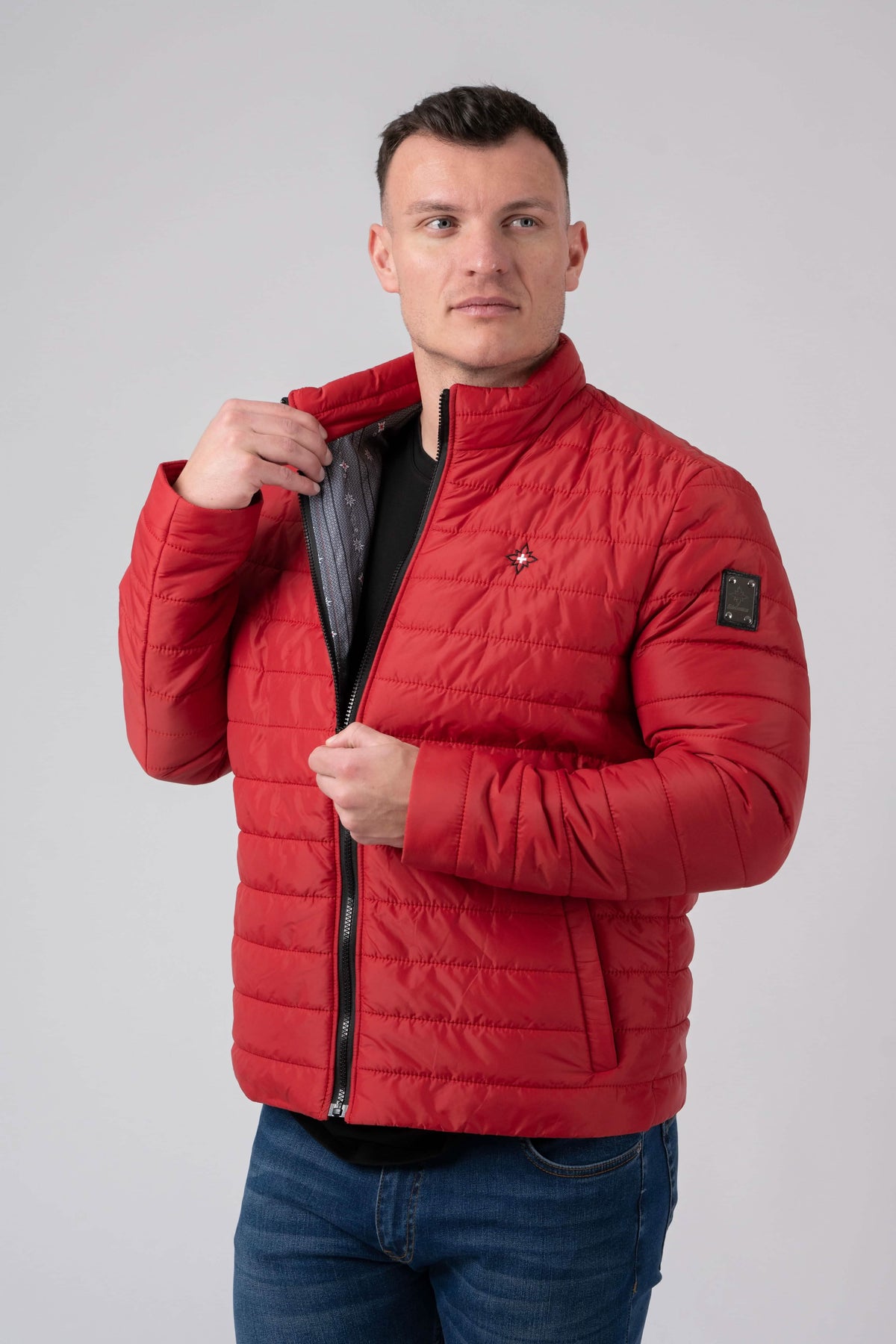 Herren Edelweiss Übergangsjacke von Edelvetica, eine elegante und funktionale Jacke. Sie zeichnet sich durch das charakteristische Edelweiss-Design aus, das stilvolle Akzente setzt. Ideal für die Übergangszeit, vereint die Jacke Komfort mit modischem Ausdruck und eignet sich perfekt für vielseitige Outfits.