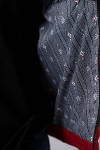 Herren Edelweiss Übergangsjacke von Edelvetica, eine elegante und funktionale Jacke. Sie zeichnet sich durch das charakteristische Edelweiss-Design aus, das stilvolle Akzente setzt. Ideal für die Übergangszeit, vereint die Jacke Komfort mit modischem Ausdruck und eignet sich perfekt für vielseitige Outfits.