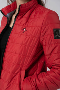 Damen Edelweiss Übergangsjacke von Edelvetica, eine elegante und funktionale Jacke. Sie zeichnet sich durch das charakteristische Edelweiss-Design aus, das stilvolle Akzente setzt. Ideal für die Übergangszeit, vereint die Jacke Komfort mit modischem Ausdruck und eignet sich perfekt für vielseitige Outfits.