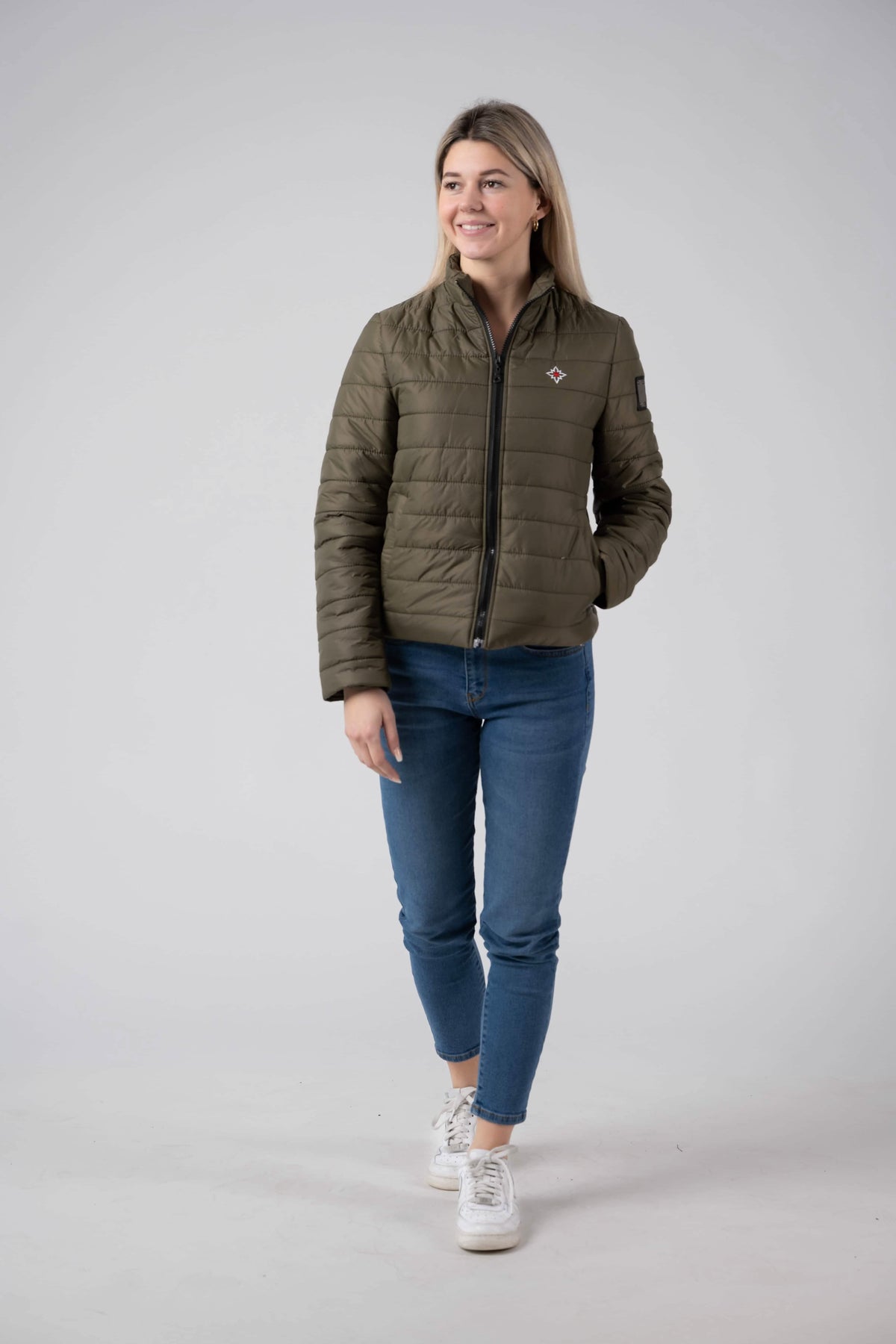 Damen Edelweiss Übergangsjacke von Edelvetica, eine elegante und funktionale Jacke. Sie zeichnet sich durch das charakteristische Edelweiss-Design aus, das stilvolle Akzente setzt. Ideal für die Übergangszeit, vereint die Jacke Komfort mit modischem Ausdruck und eignet sich perfekt für vielseitige Outfits.