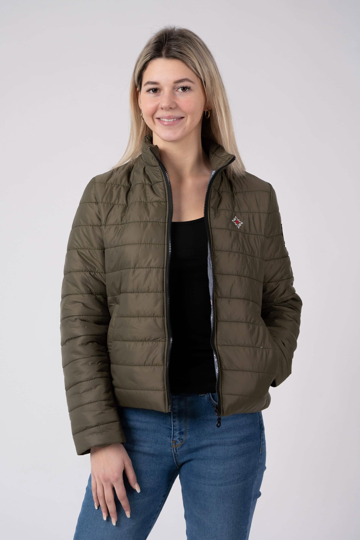 Damen Edelweiss Übergangsjacke von Edelvetica, eine elegante und funktionale Jacke. Sie zeichnet sich durch das charakteristische Edelweiss-Design aus, das stilvolle Akzente setzt. Ideal für die Übergangszeit, vereint die Jacke Komfort mit modischem Ausdruck und eignet sich perfekt für vielseitige Outfits.