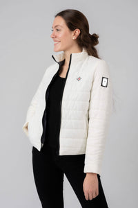 Damen Edelweiss Übergangsjacke von Edelvetica, eine elegante und funktionale Jacke. Sie zeichnet sich durch das charakteristische Edelweiss-Design aus, das stilvolle Akzente setzt. Ideal für die Übergangszeit, vereint die Jacke Komfort mit modischem Ausdruck und eignet sich perfekt für vielseitige Outfits.