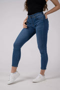 Damen Edelweiss Jeans von Edelvetica, eine modische und vielseitige Jeanshose. Charakterisiert durch einzigartige Edelweiss-Stickereien, die der Jeans eine besondere Note verleihen. Perfekt für einen lässig-eleganten Look, der Tradition und modernen Stil vereint.