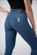 Damen Edelweiss Jeans von Edelvetica, eine modische und vielseitige Jeanshose. Charakterisiert durch einzigartige Edelweiss-Stickereien, die der Jeans eine besondere Note verleihen. Perfekt für einen lässig-eleganten Look, der Tradition und modernen Stil vereint.