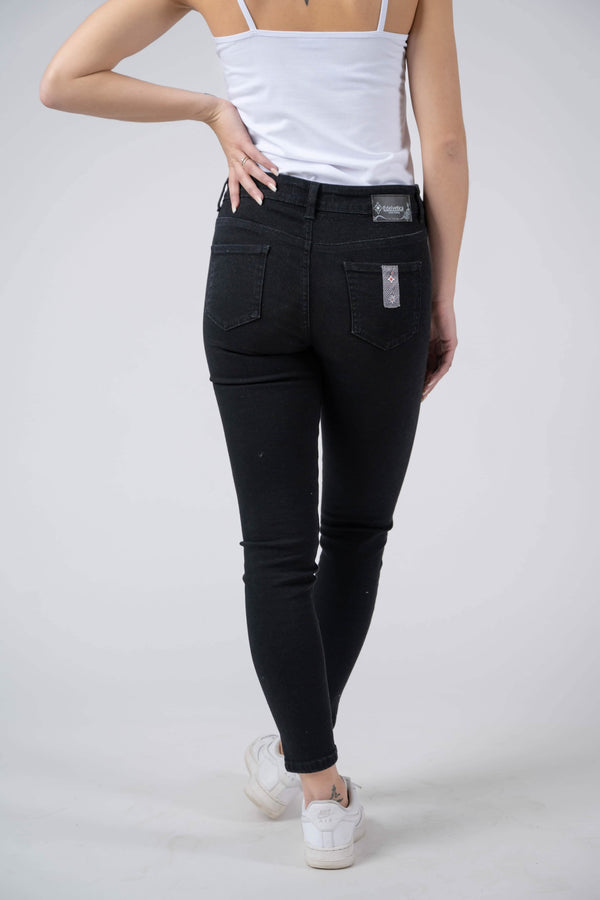Damen Edelweiss Jeans von Edelvetica, eine modische und vielseitige Jeanshose. Charakterisiert durch einzigartige Edelweiss-Stickereien, die der Jeans eine besondere Note verleihen. Perfekt für einen lässig-eleganten Look, der Tradition und modernen Stil vereint.