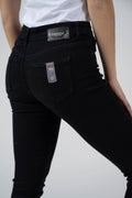 Damen Edelweiss Jeans von Edelvetica, eine modische und vielseitige Jeanshose. Charakterisiert durch einzigartige Edelweiss-Stickereien, die der Jeans eine besondere Note verleihen. Perfekt für einen lässig-eleganten Look, der Tradition und modernen Stil vereint.