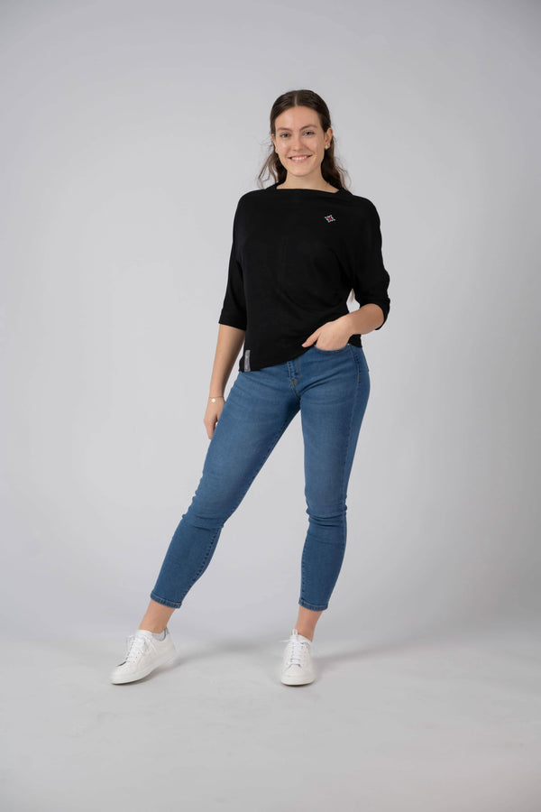 Damen Edelweiss Jeans von Edelvetica, eine modische und vielseitige Jeanshose. Charakterisiert durch einzigartige Edelweiss-Stickereien, die der Jeans eine besondere Note verleihen. Perfekt für einen lässig-eleganten Look, der Tradition und modernen Stil vereint.