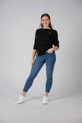 Damen Edelweiss Jeans von Edelvetica, eine modische und vielseitige Jeanshose. Charakterisiert durch einzigartige Edelweiss-Stickereien, die der Jeans eine besondere Note verleihen. Perfekt für einen lässig-eleganten Look, der Tradition und modernen Stil vereint.
