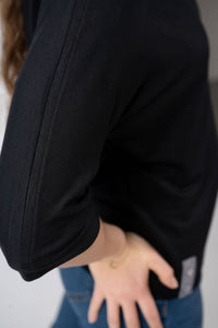 Damen Edelweiss Fledermaus-Shirt von Edelvetica, ein modisches und luftiges Oberteil. Das Shirt kennzeichnet sich durch seinen Fledermausärmel-Stil und ein elegantes Edelweiss-Muster, das Tradition und Modernität vereint. Ideal für einen entspannten, doch stilvollen Look, der sowohl Alltagskomfort als auch einzigartiges Design bietet.