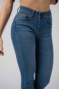 Damen Edelweiss Jeans von Edelvetica, eine modische und vielseitige Jeanshose. Charakterisiert durch einzigartige Edelweiss-Stickereien, die der Jeans eine besondere Note verleihen. Perfekt für einen lässig-eleganten Look, der Tradition und modernen Stil vereint.