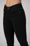 Damen Edelweiss Jeans von Edelvetica, eine modische und vielseitige Jeanshose. Charakterisiert durch einzigartige Edelweiss-Stickereien, die der Jeans eine besondere Note verleihen. Perfekt für einen lässig-eleganten Look, der Tradition und modernen Stil vereint.