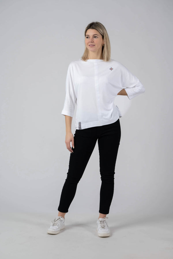 Damen Edelweiss Jeans von Edelvetica, eine modische und vielseitige Jeanshose. Charakterisiert durch einzigartige Edelweiss-Stickereien, die der Jeans eine besondere Note verleihen. Perfekt für einen lässig-eleganten Look, der Tradition und modernen Stil vereint.