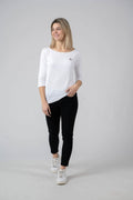 Edelvetica LangarmDamen Edelweiss Jeans von Edelvetica, eine modische und vielseitige Jeanshose. Charakterisiert durch einzigartige Edelweiss-Stickereien, die der Jeans eine besondere Note verleihen. Perfekt für einen lässig-eleganten Look, der Tradition und modernen Stil vereint.
