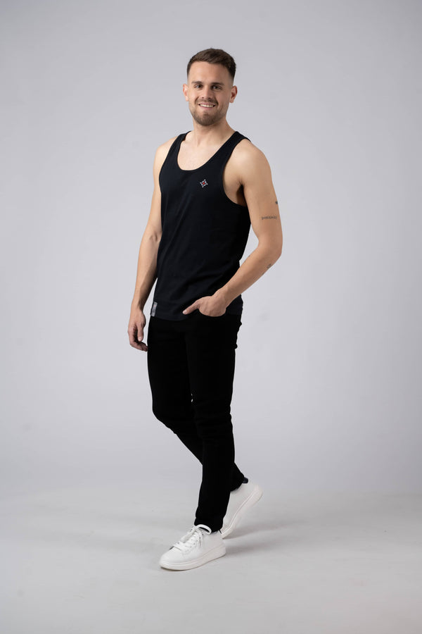 Herren Edelweiss Tank Top von Edelvetica, ein leichtes und stilvolles Oberteil. Dieses Tank Top zeichnet sich durch ein subtiles Edelweiss-Blumenmuster aus, das eine Verbindung zur Schweizer Kultur herstellt. Es ist perfekt für warme Tage und kombiniert Komfort mit einem Hauch von alpiner Eleganz.