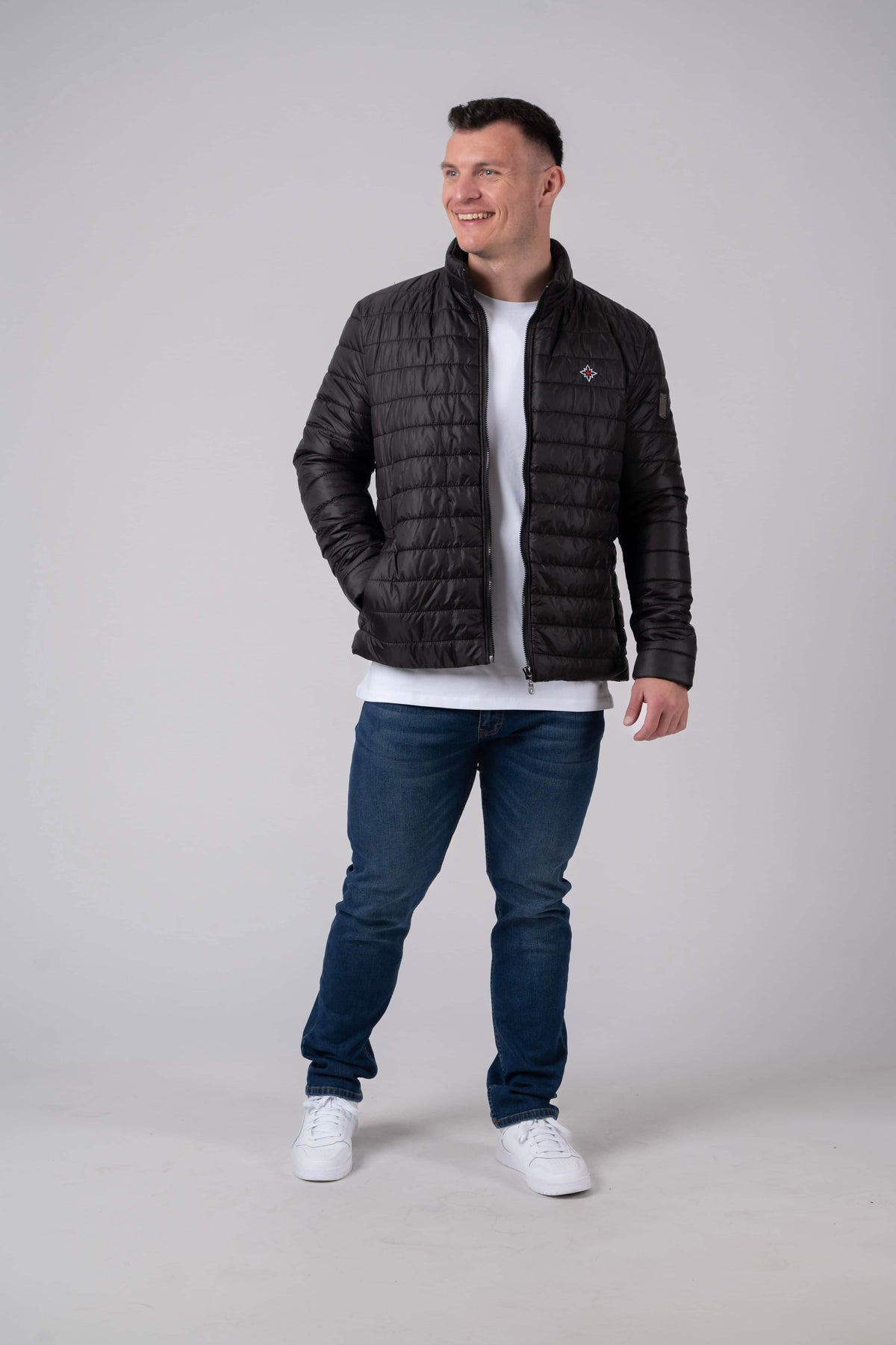 Herren Edelweiss Übergangsjacke von Edelvetica, eine elegante und funktionale Jacke. Sie zeichnet sich durch das charakteristische Edelweiss-Design aus, das stilvolle Akzente setzt. Ideal für die Übergangszeit, vereint die Jacke Komfort mit modischem Ausdruck und eignet sich perfekt für vielseitige Outfits.