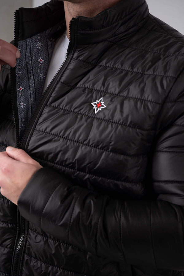 Herren Edelweiss Übergangsjacke von Edelvetica, eine elegante und funktionale Jacke. Sie zeichnet sich durch das charakteristische Edelweiss-Design aus, das stilvolle Akzente setzt. Ideal für die Übergangszeit, vereint die Jacke Komfort mit modischem Ausdruck und eignet sich perfekt für vielseitige Outfits.