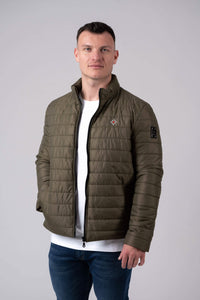 Herren Edelweiss Übergangsjacke von Edelvetica, eine elegante und funktionale Jacke. Sie zeichnet sich durch das charakteristische Edelweiss-Design aus, das stilvolle Akzente setzt. Ideal für die Übergangszeit, vereint die Jacke Komfort mit modischem Ausdruck und eignet sich perfekt für vielseitige Outfits.