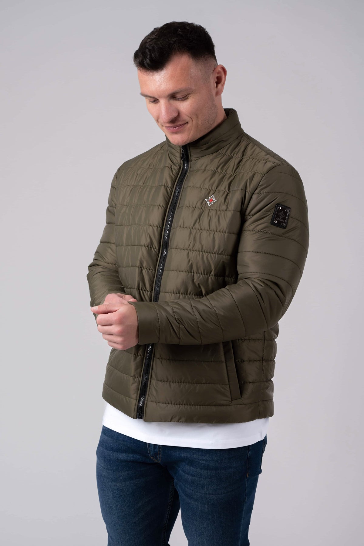 Herren Edelweiss Übergangsjacke von Edelvetica, eine elegante und funktionale Jacke. Sie zeichnet sich durch das charakteristische Edelweiss-Design aus, das stilvolle Akzente setzt. Ideal für die Übergangszeit, vereint die Jacke Komfort mit modischem Ausdruck und eignet sich perfekt für vielseitige Outfits.