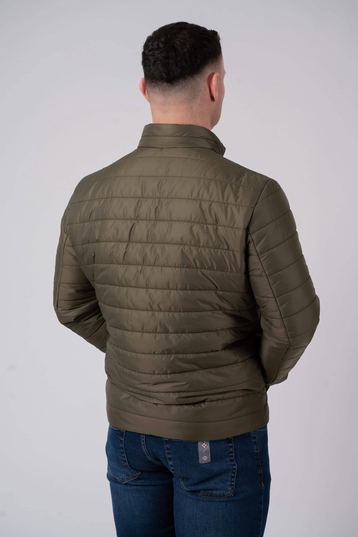 Herren Edelweiss Übergangsjacke von Edelvetica, eine elegante und funktionale Jacke. Sie zeichnet sich durch das charakteristische Edelweiss-Design aus, das stilvolle Akzente setzt. Ideal für die Übergangszeit, vereint die Jacke Komfort mit modischem Ausdruck und eignet sich perfekt für vielseitige Outfits.