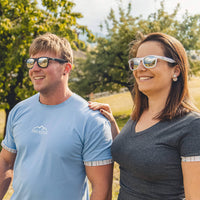 Unisex-Sonnenbrille mit Edelvetica-Logo, eine stilvolle und vielseitige Sonnenbrille. Sie verfügt über ein modernes Design mit dem charakteristischen Edelvetica-Logo, was einen Hauch von Eleganz und Markenbewusstsein vermittelt. Ideal für Männer und Frauen, die sowohl Funktionalität als auch Mode in ihrem Alltagsaccessoire suchen.