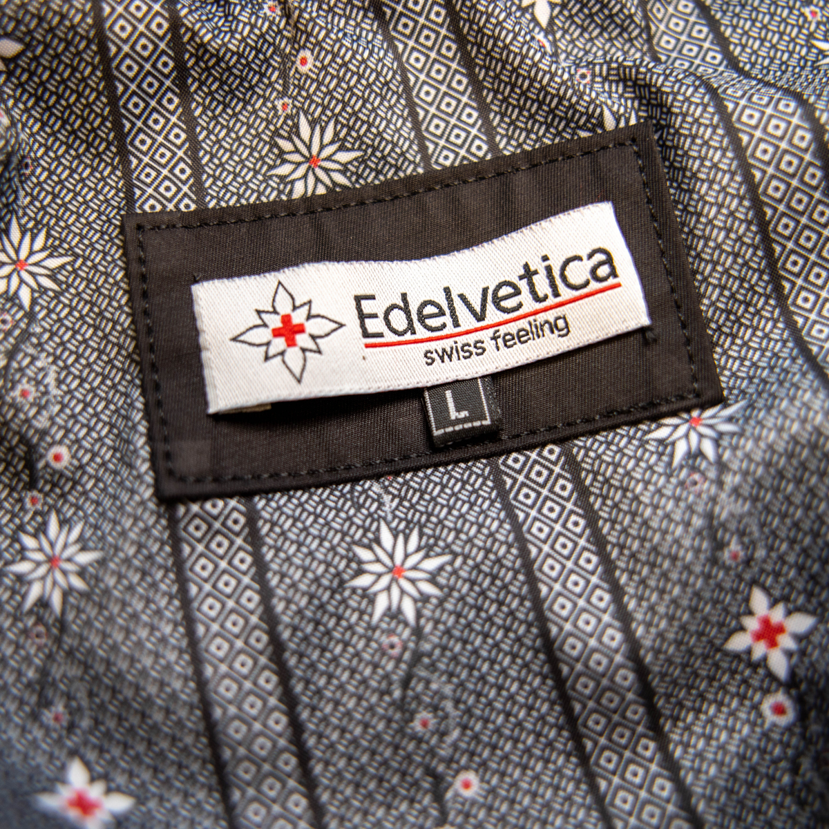 Herren Edelweiss Übergangsjacke von Edelvetica, eine elegante und funktionale Jacke. Sie zeichnet sich durch das charakteristische Edelweiss-Design aus, das stilvolle Akzente setzt. Ideal für die Übergangszeit, vereint die Jacke Komfort mit modischem Ausdruck und eignet sich perfekt für vielseitige Outfits.