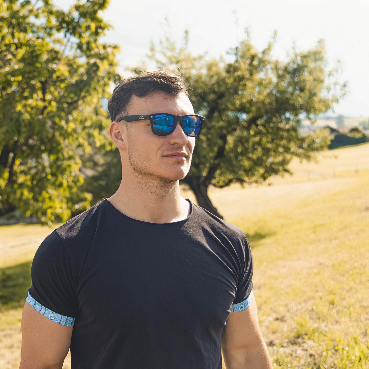 Unisex-Sonnenbrille mit Edelvetica-Logo, eine stilvolle und vielseitige Sonnenbrille. Sie verfügt über ein modernes Design mit dem charakteristischen Edelvetica-Logo, was einen Hauch von Eleganz und Markenbewusstsein vermittelt. Ideal für Männer und Frauen, die sowohl Funktionalität als auch Mode in ihrem Alltagsaccessoire suchen.