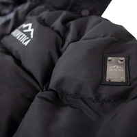 Damen Winterjacke von Edelvetica, handgefertigt für höchste Qualität. Diese stilvolle Jacke zeichnet sich durch ein einzigartiges Edelweiss-Muster auf der Innenseite aus, das traditionelle Schweizer Elemente mit modernem Design verbindet. Die Jacke verbindet Funktionalität mit einem stilvollen Design, ideal für den modischen Auftritt in der Winterlandschaft.